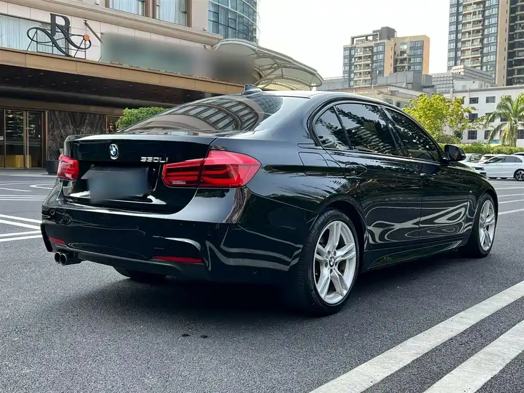 BMW 3 Series 2018 — фото 23