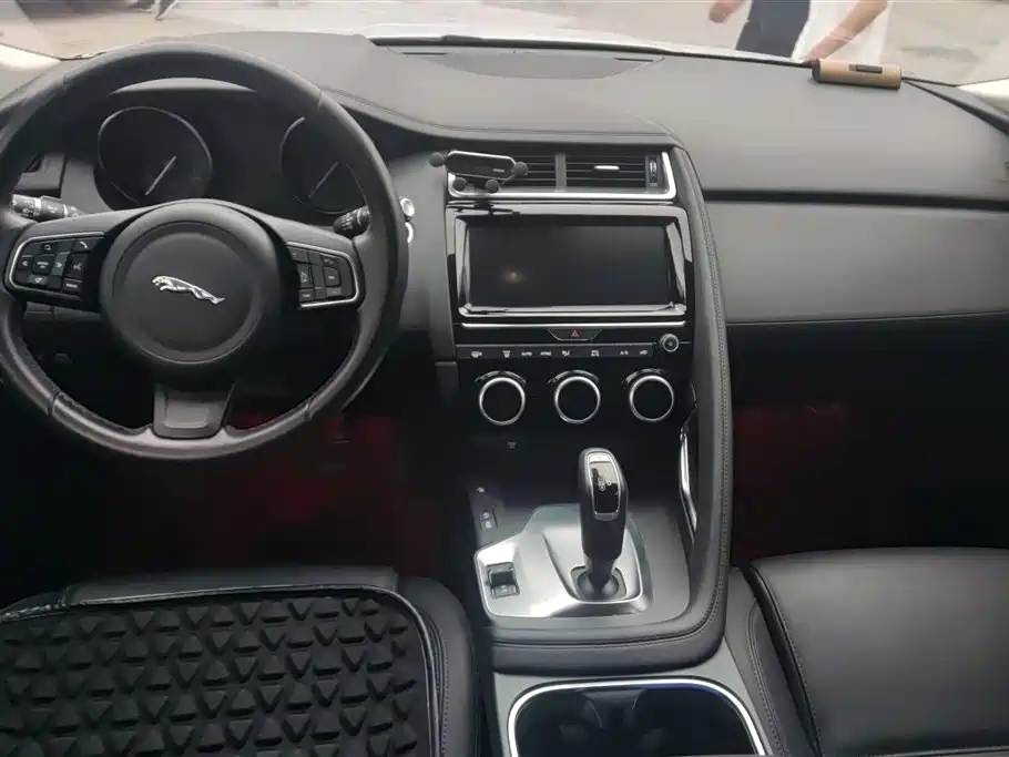 Jaguar E-PACE 2020 — фото 12