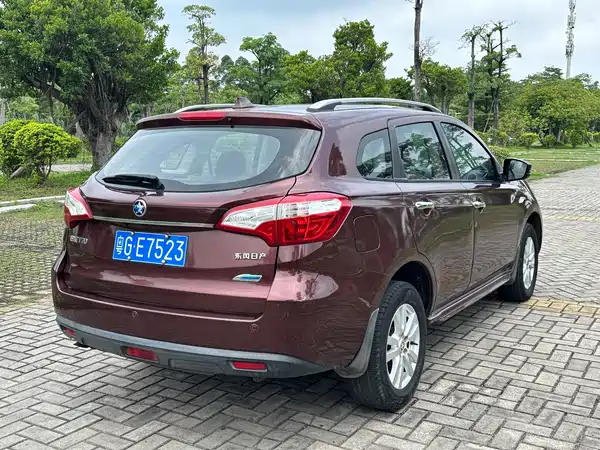 Venucia T70 2015
