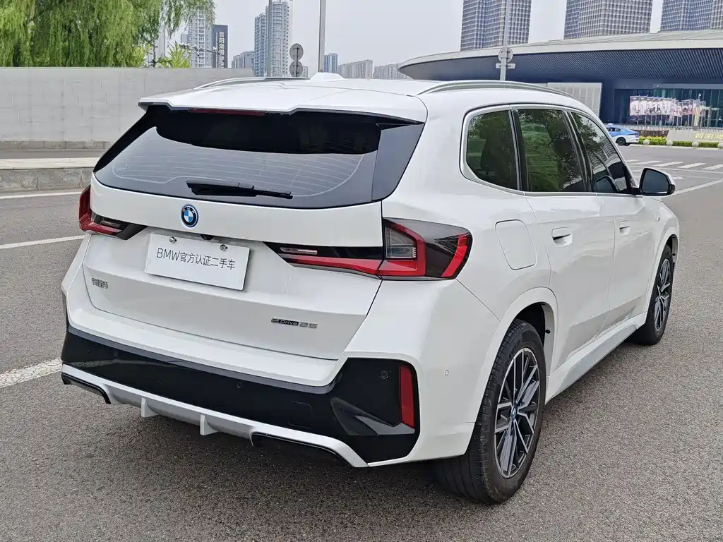 BMW iX1 2025