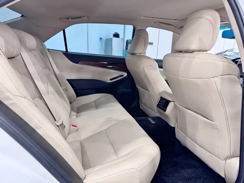 Toyota Crown 2016 — фото 11