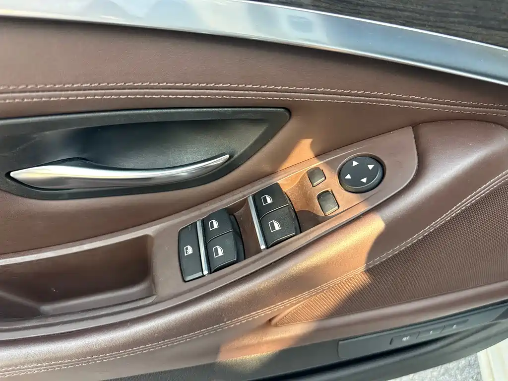 BMW 5 Series 2015 — фото 15
