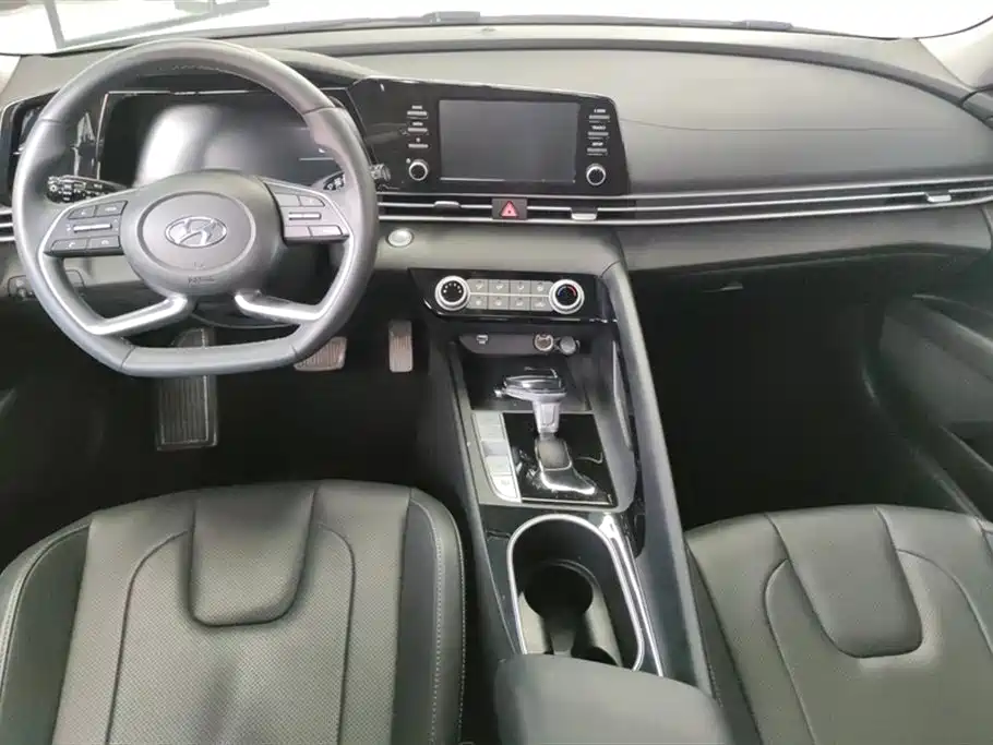 Hyundai Elantra 2023 — фото 12