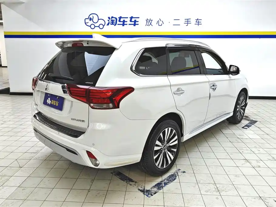 Mitsubishi Outlander 2022 — фото 3