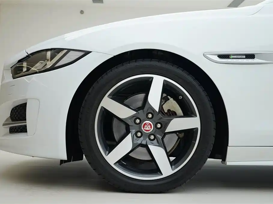 Jaguar XE 2015 — фото 15