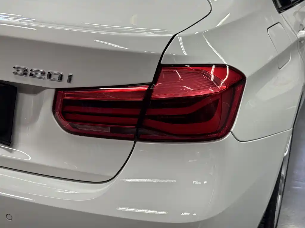 BMW 3 Series 2018 — фото 6