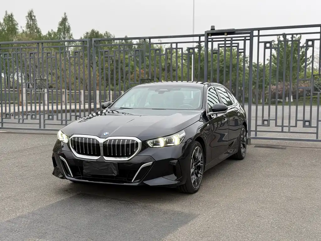 BMW 5 Series 2024 — фото 1