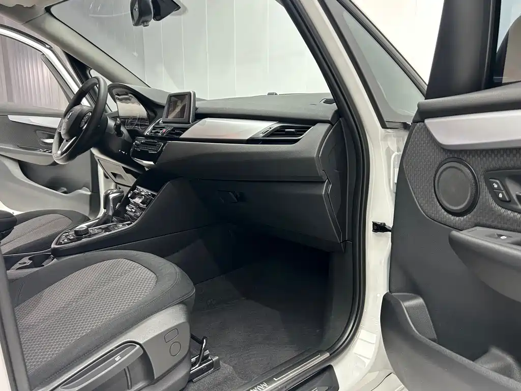 BMW 2 Series Active Tourer 2018 — фото 17