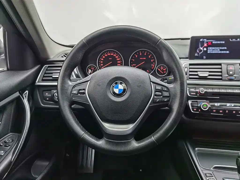 BMW 3 Series 2017 — фото 11