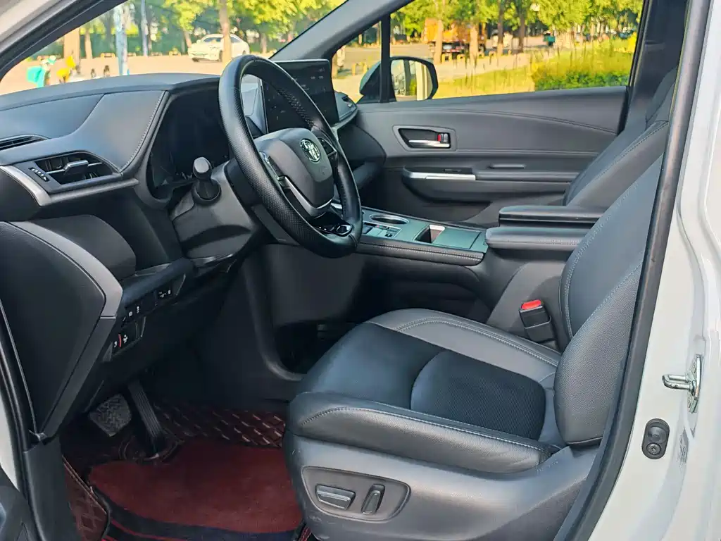Toyota Sienna 2023 — фото 10