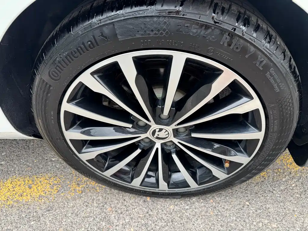 Skoda Superb 2018 — фото 10