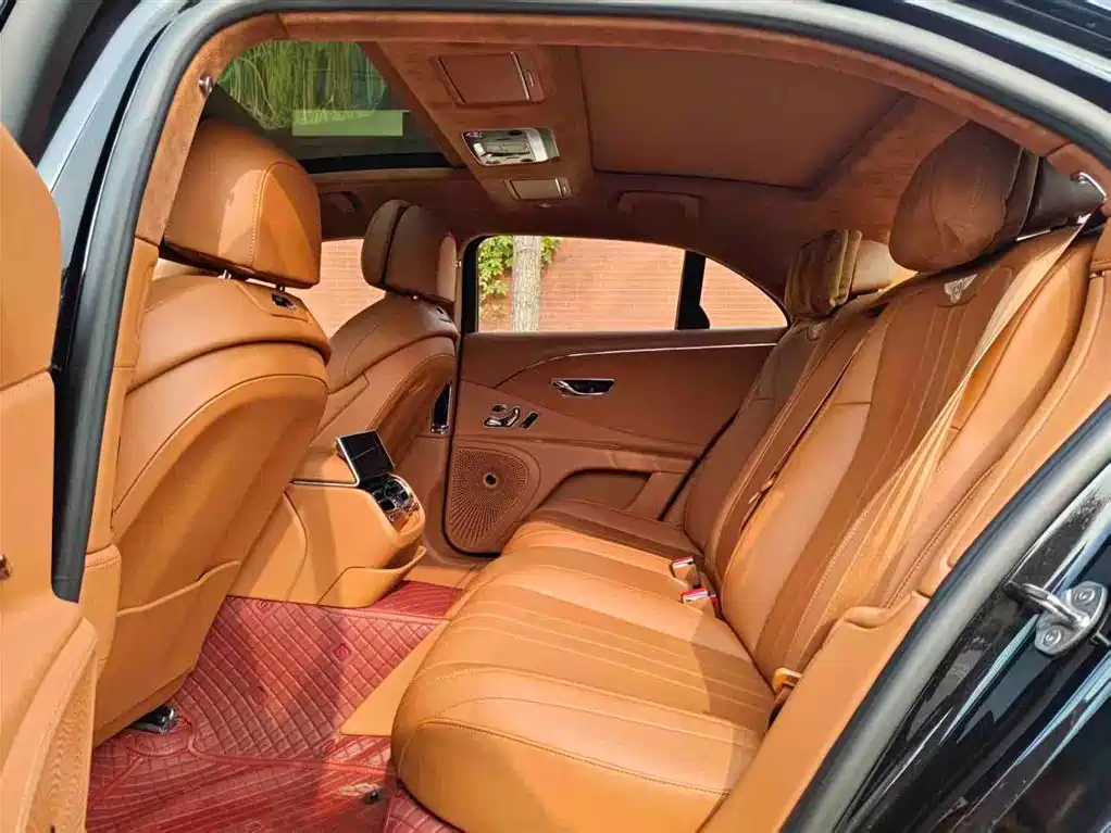 Bentley Flying Spur 2024 — фото 12