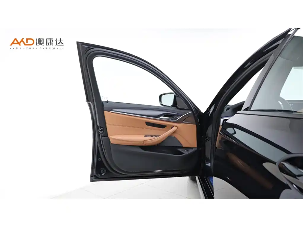 BMW 5 Series 2021 — фото 10