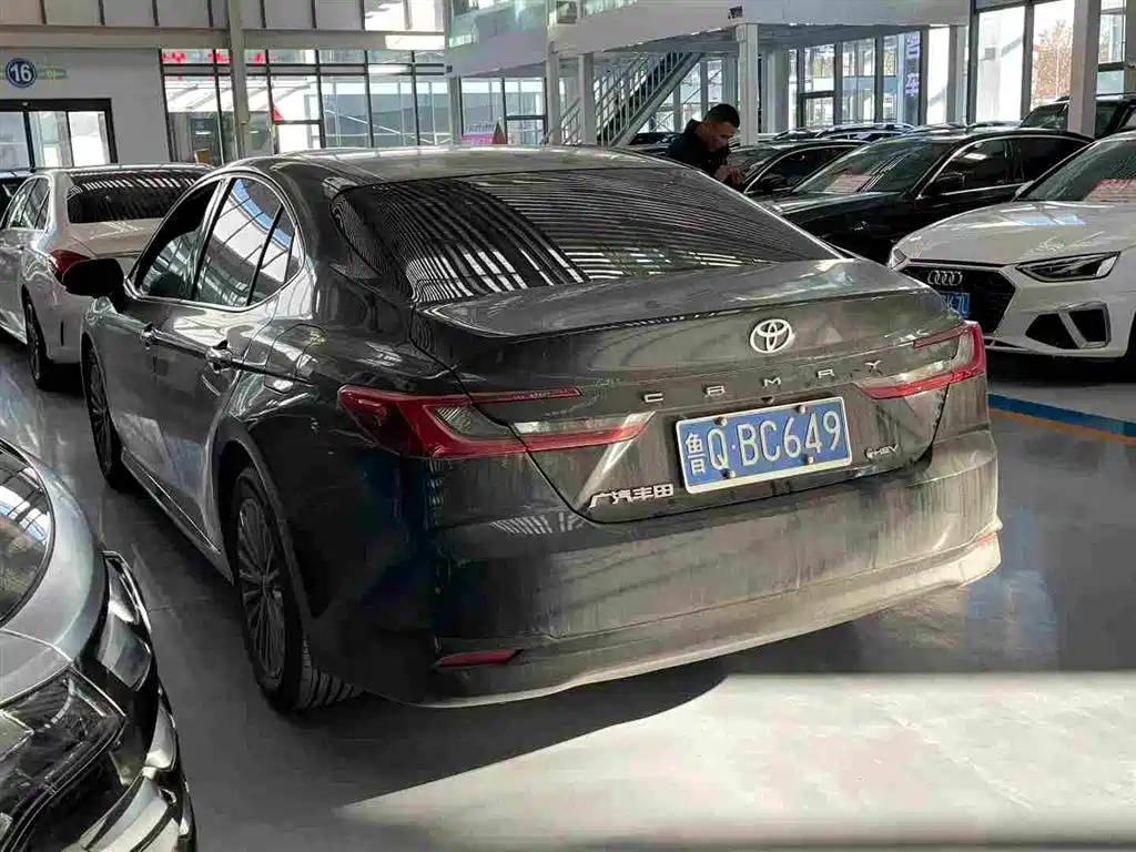 Toyota Camry 2025 — фото 4