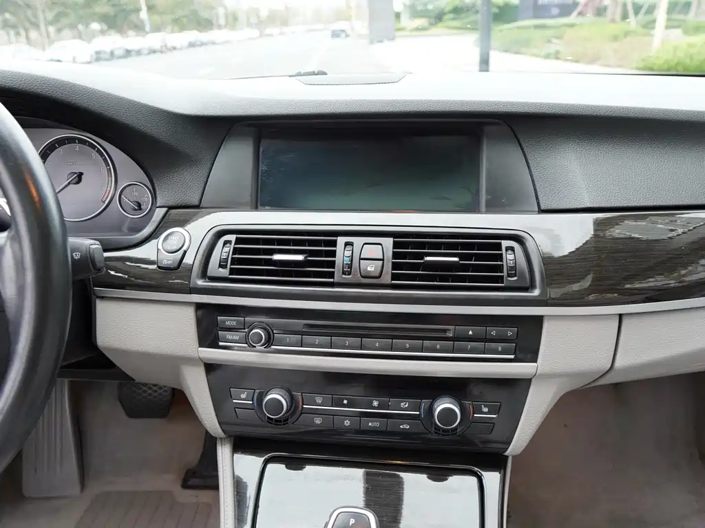 BMW 5 Series 2012 — фото 9