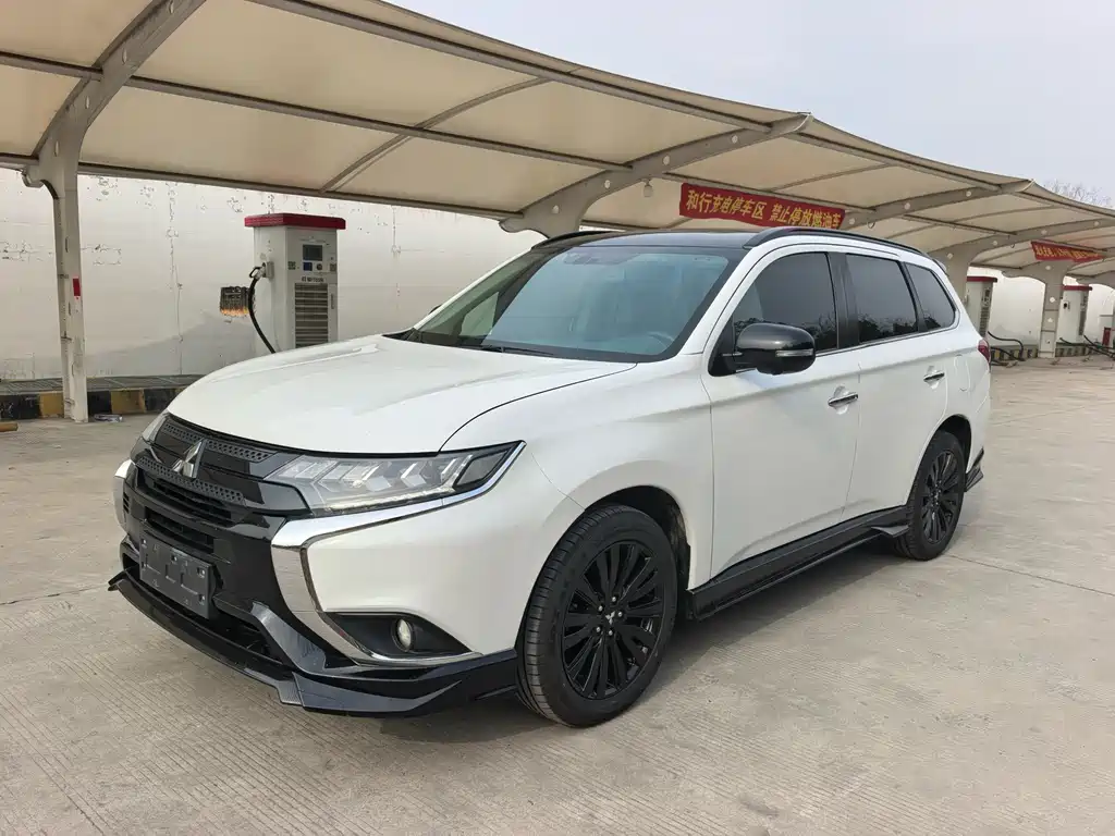 Mitsubishi Outlander 2022 — фото 1
