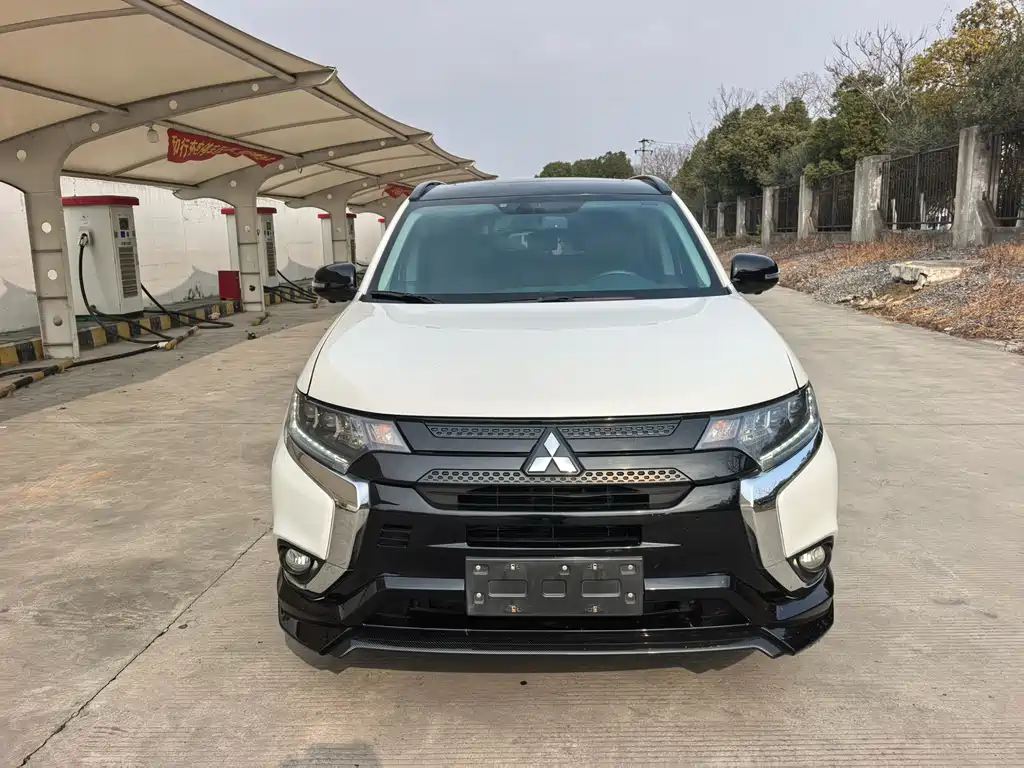 Mitsubishi Outlander 2022 — фото 2