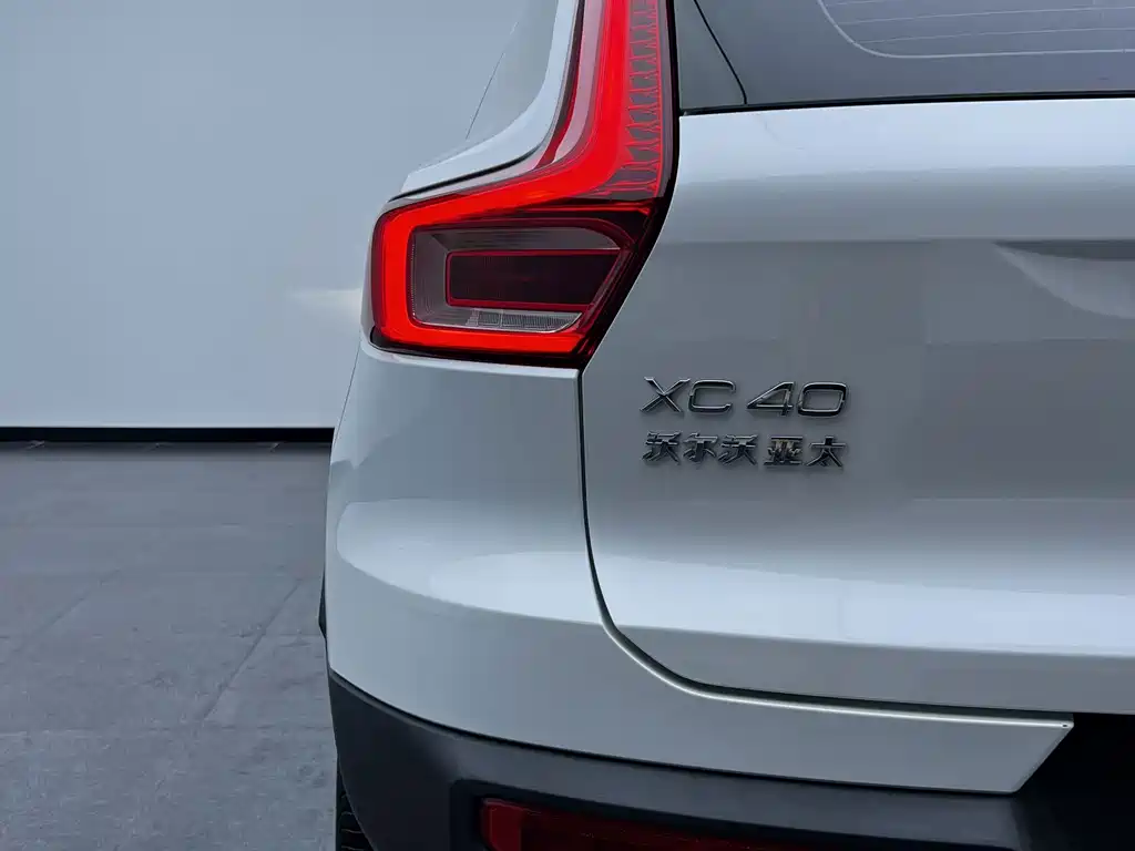 Volvo XC40 2020 — фото 11