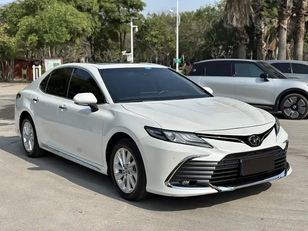 Toyota Camry 2023 — фото 3