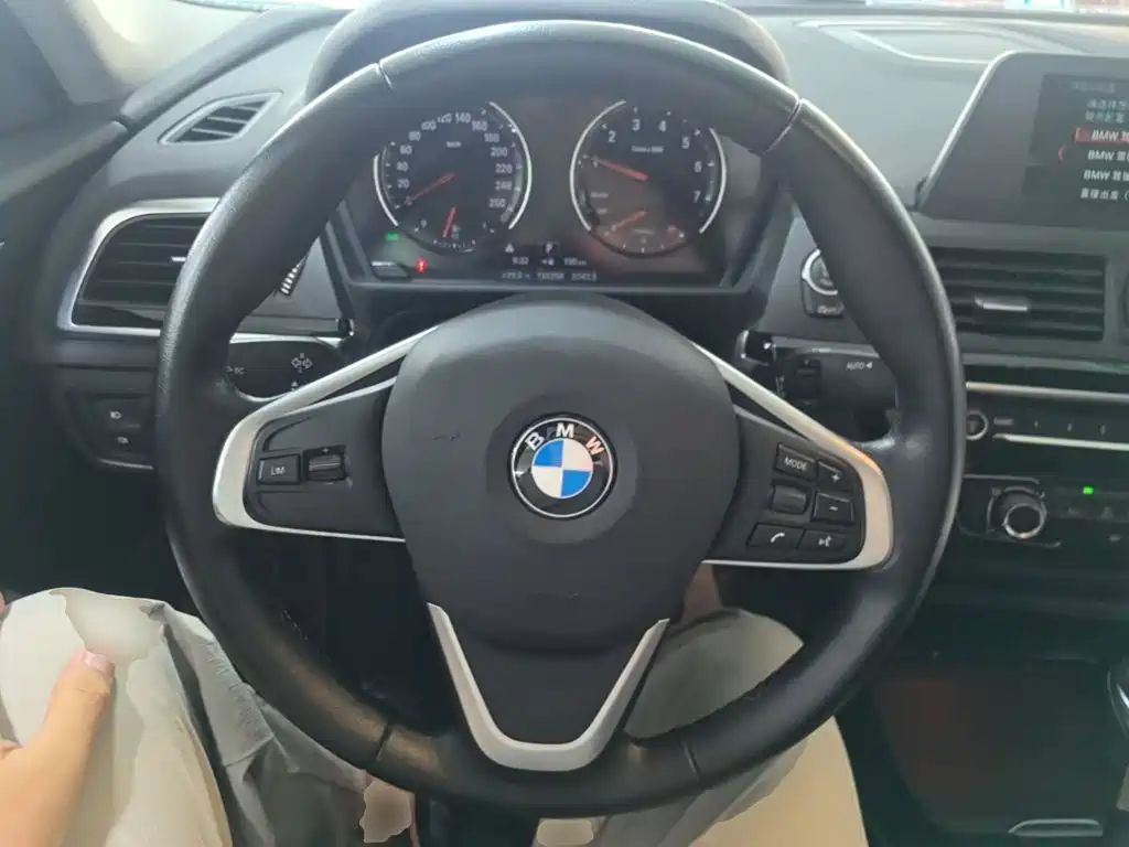 BMW 1 Series 2018 — фото 11