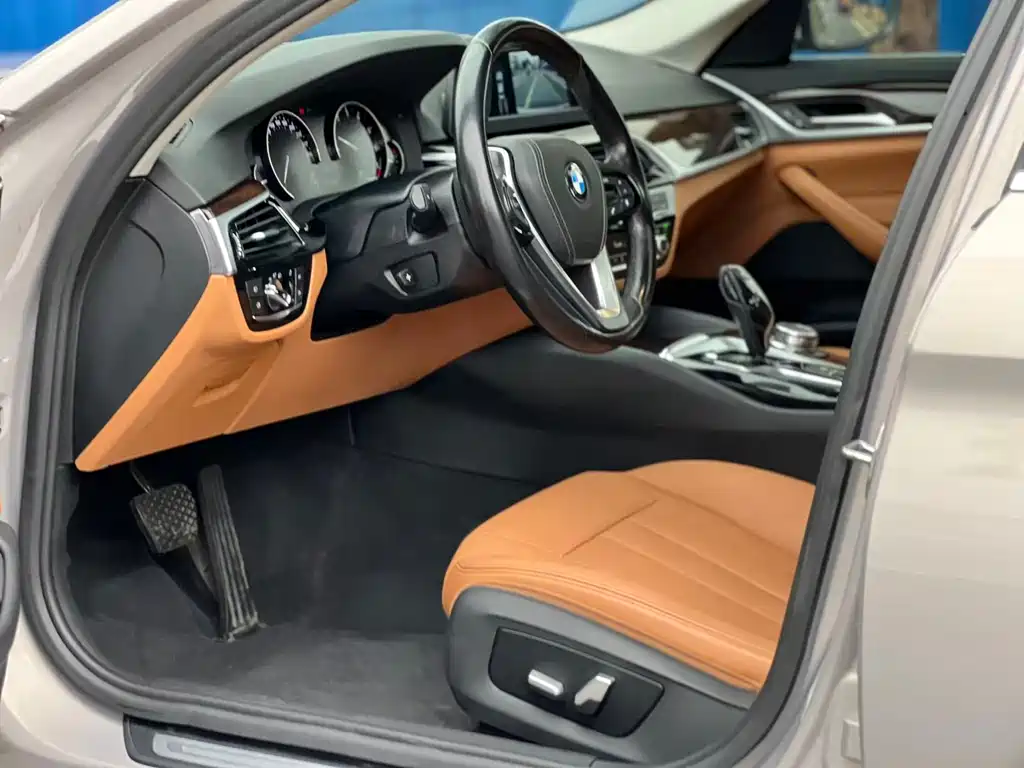 BMW 5 Series 2018 — фото 10