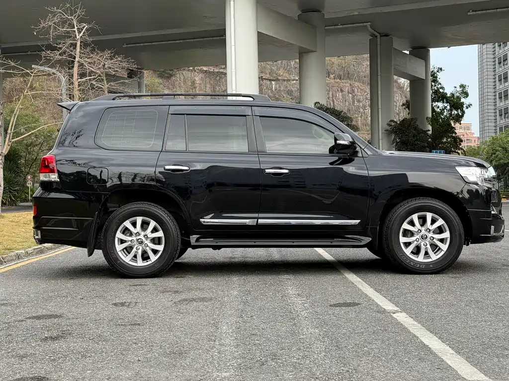 Toyota Land Cruiser 2017 — фото 3