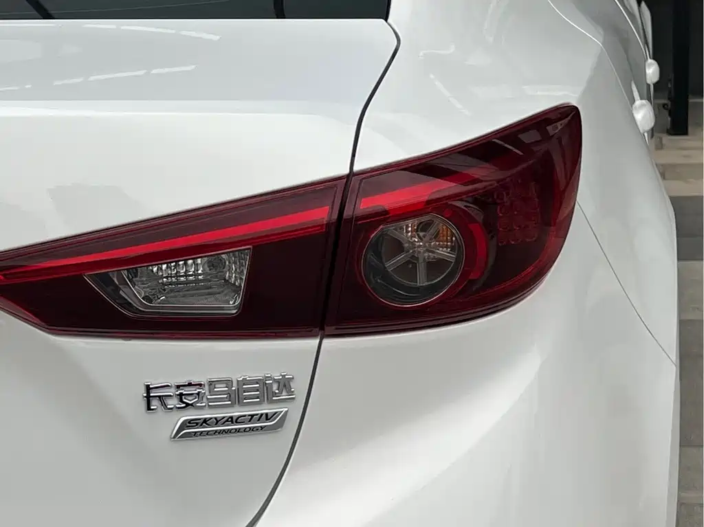 Mazda 3 Axela 2019 — фото 15