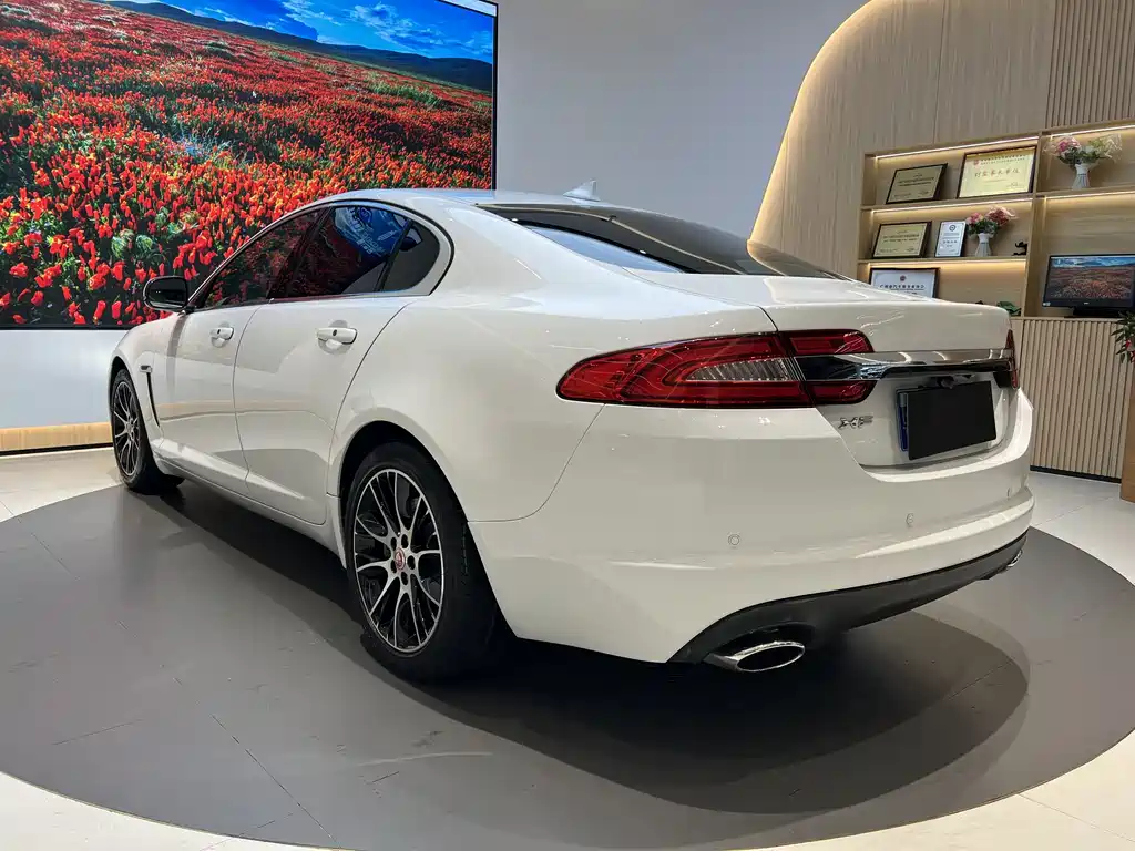 Jaguar XF 2015 — фото 4