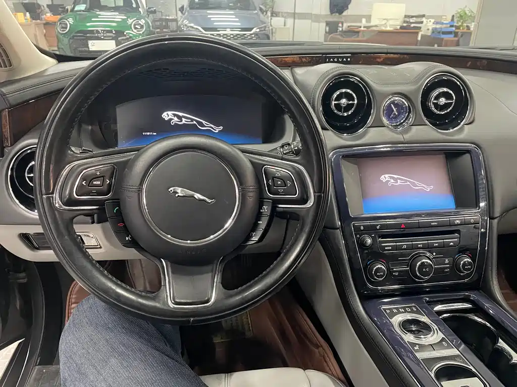 Jaguar XJ 2012 — фото 13