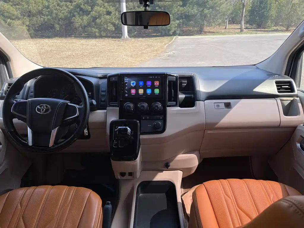 Toyota Hiace 2023 — фото 11