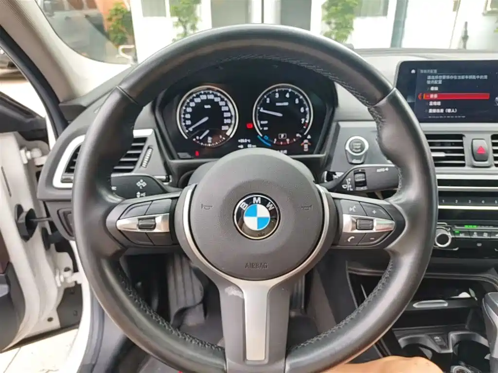 BMW 1 Series 2019 — фото 11