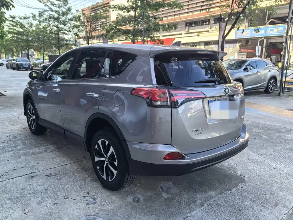 Toyota RAV4 2019 — фото 5