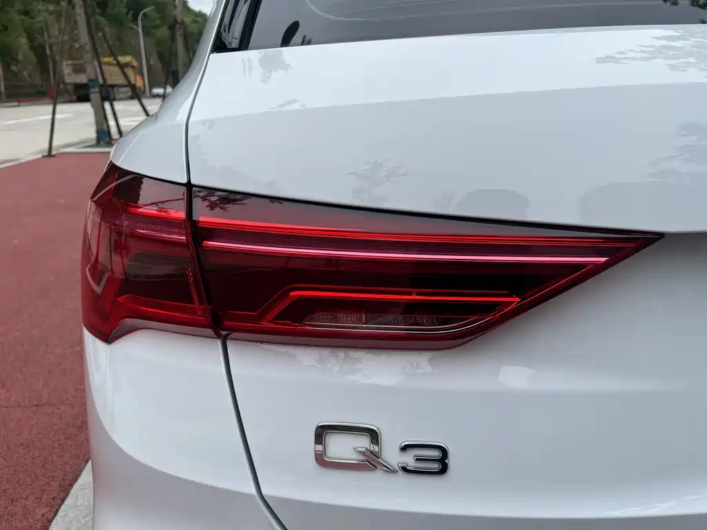 Audi Q3 2021 — фото 15