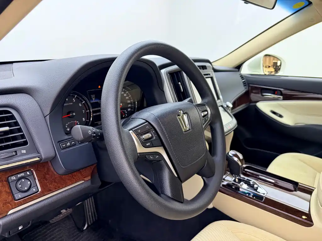 Toyota Crown 2018 — фото 13