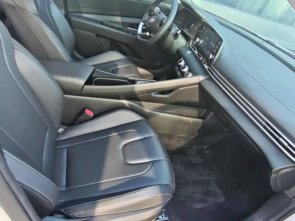 Hyundai Elantra 2023 — фото 14