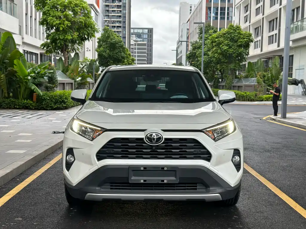 Toyota RAV4 2022 — фото 2
