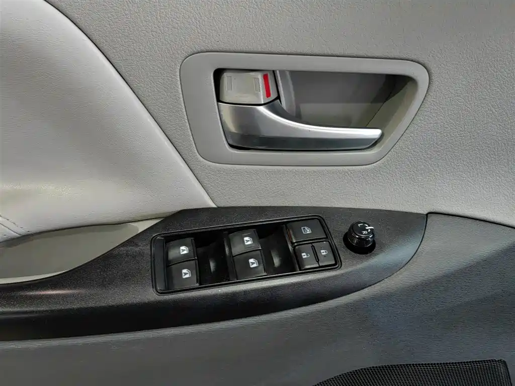 Toyota Sienna 2017 — фото 12