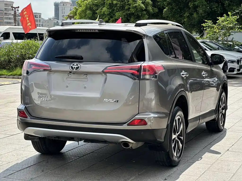 Toyota RAV4 2017 — фото 4