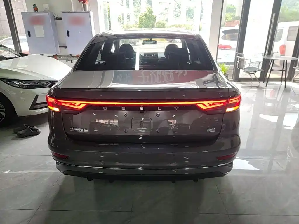 Geely Emgrand 2021