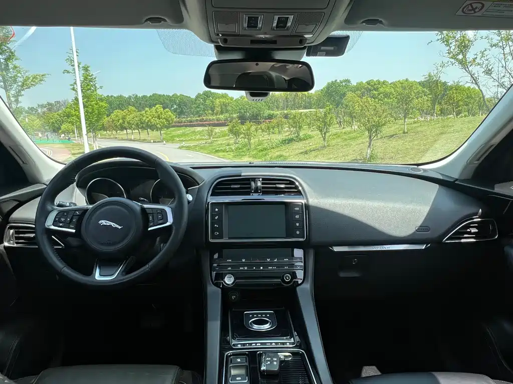 Jaguar F-PACE 2018 — фото 12