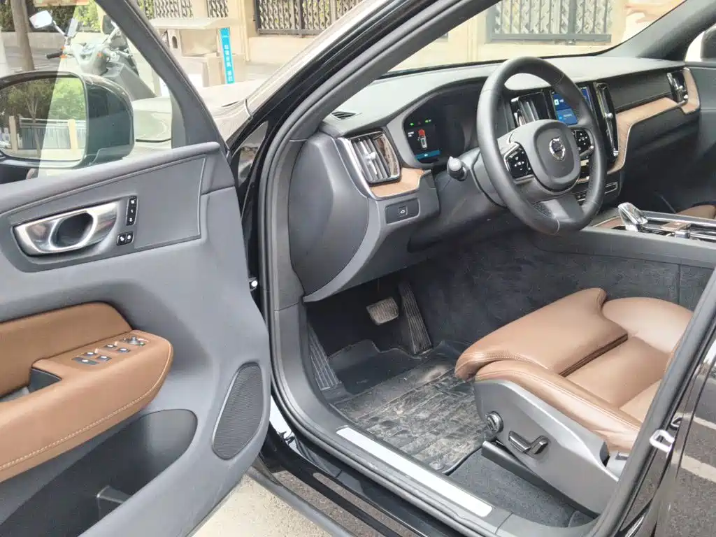 Volvo XC60 2022 — фото 14