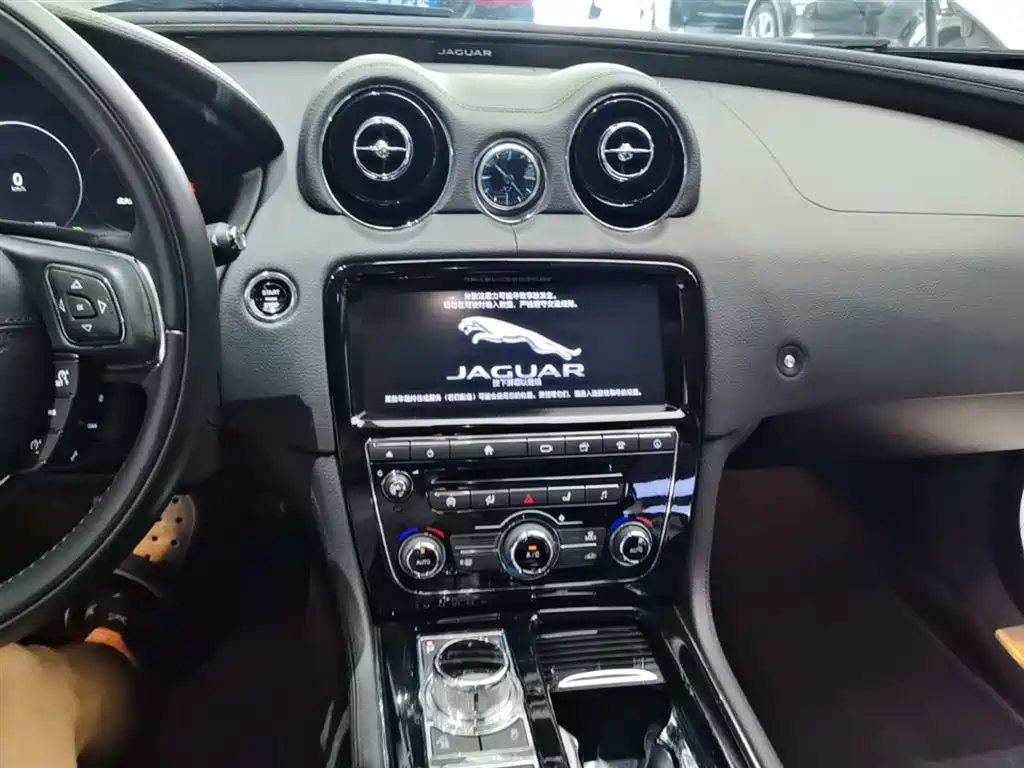 Jaguar XJ 2019 — фото 13