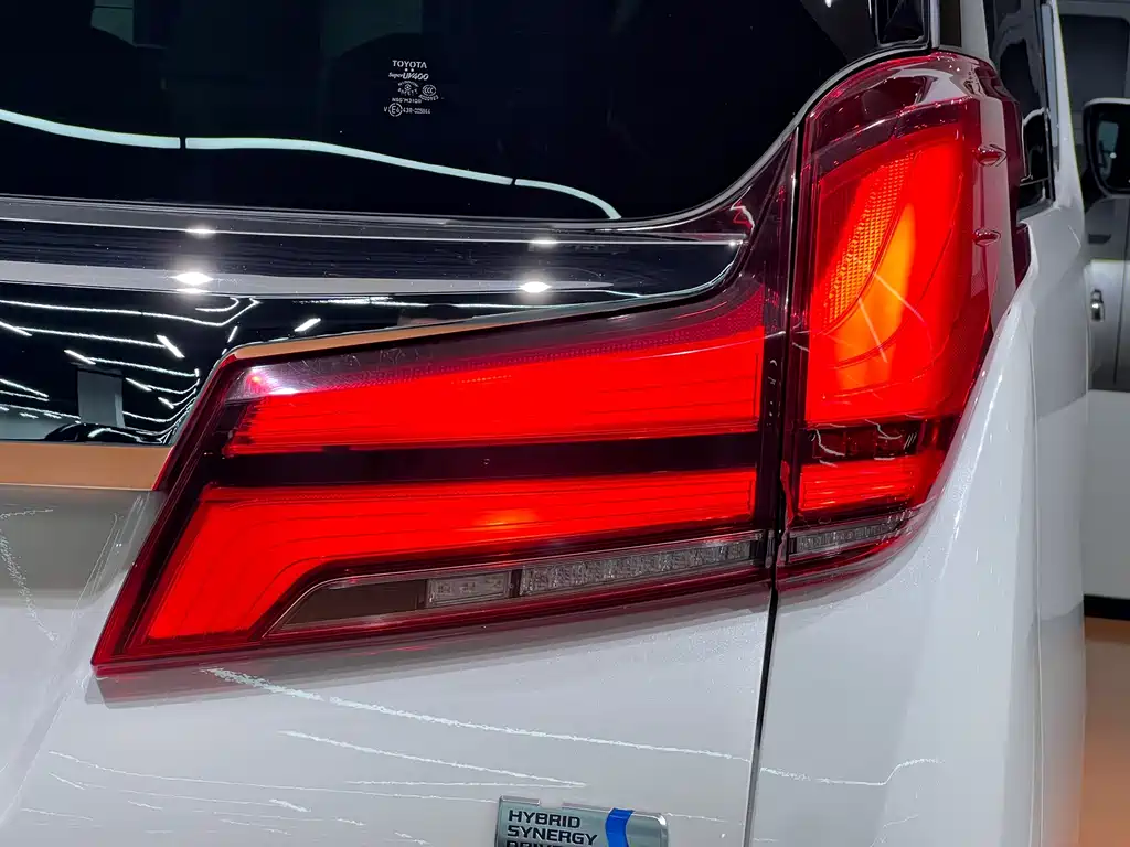 Toyota Alphard 2023 — фото 8