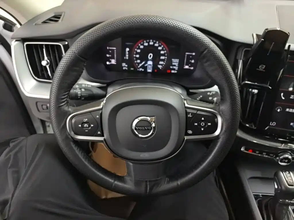 Volvo XC60 2020 — фото 11