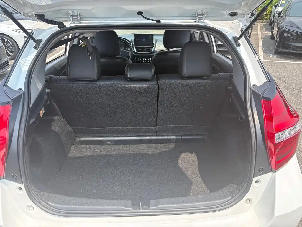 Toyota Yaris L 2022 — фото 13