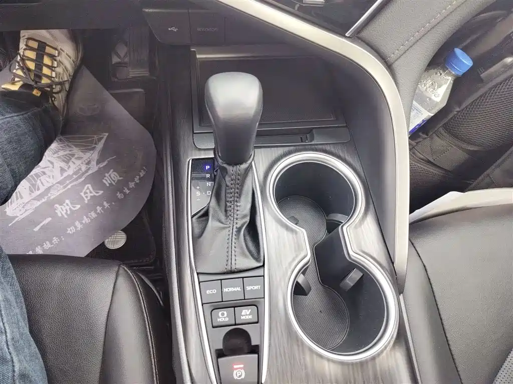 Toyota Camry 2023 — фото 10