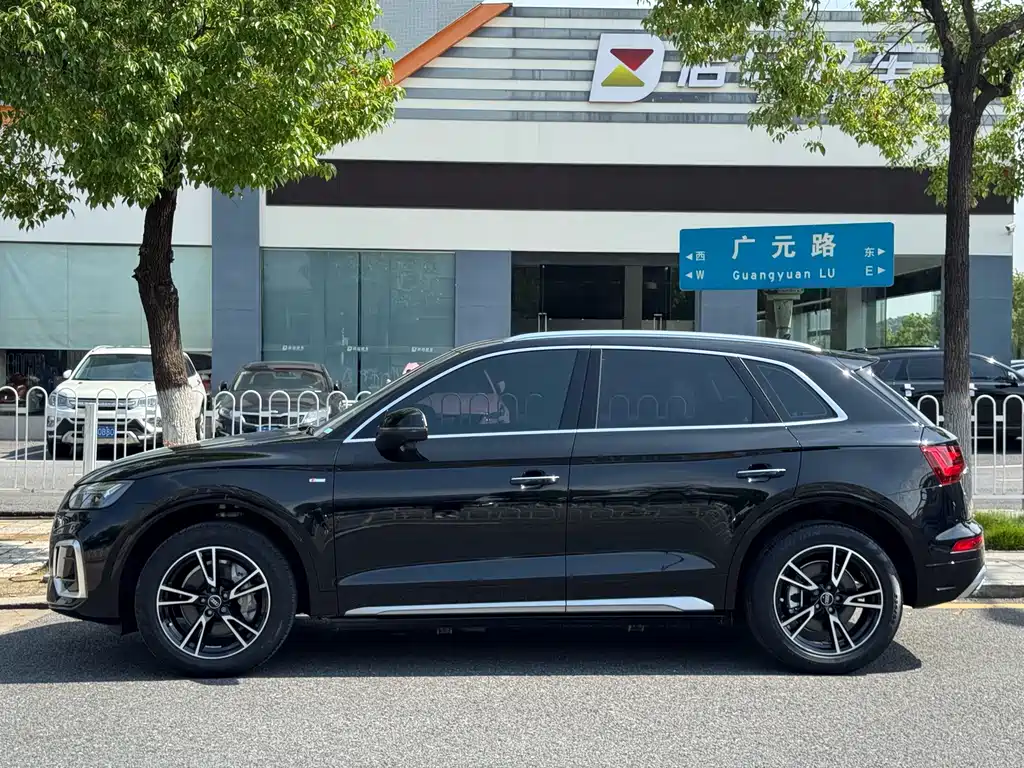 Audi Q5L 2025 — фото 8