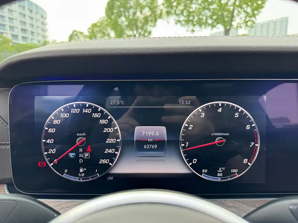 Mercedes-Benz E-Class 2019 — фото 19