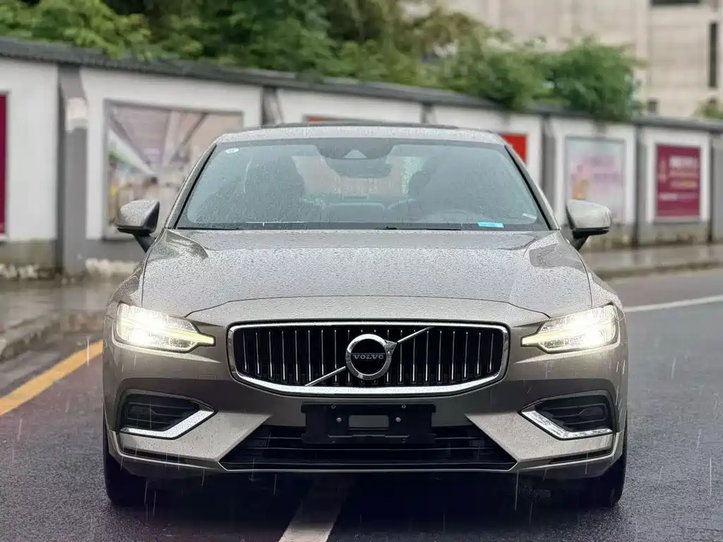 Volvo S60 2022 — фото 2