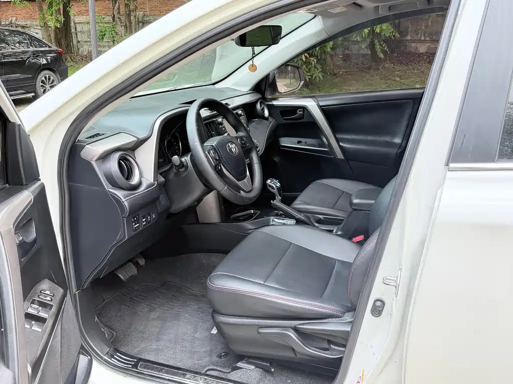 Toyota RAV4 2019 — фото 10